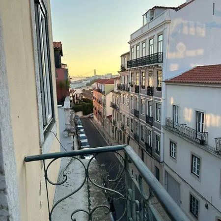 Lägenhet Cozy With A View Of The 25 De Abril Bridge Lisboa